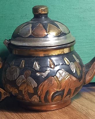 Teiera araba in ottone decorato a sbalzo