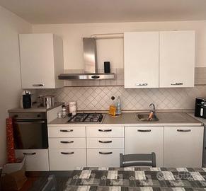 cucina con elettrodomestici 