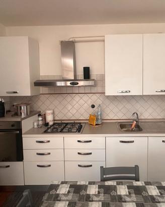 cucina con elettrodomestici 