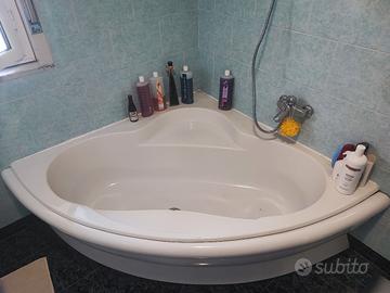 Vasca da bagno angolare come nuova