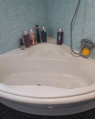 Vasca da bagno angolare come nuova