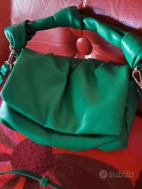 Borsa ZARA verde,design morbido e contemporaneo.Re