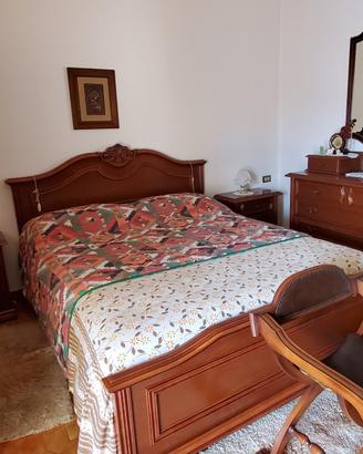 Camera da letto comodini comò in legno noce chiaro