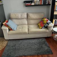 Divano letto due posti con materasso comodissimo.