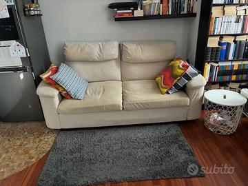Divano letto due posti con materasso comodissimo.