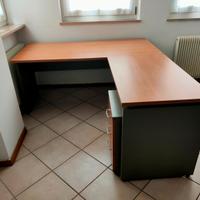 Scrivania con cassettiera e isola