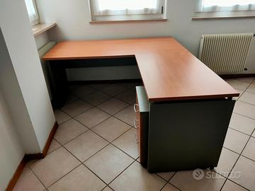 Scrivania con cassettiera e isola