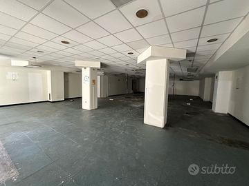 Locale commerciale di 630mq, C. V. Emanuele
