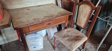 vecchia scrivania con sedia