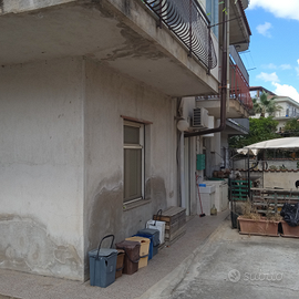 Magazzino per attività commerciale /abitazio