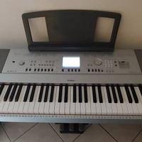 Yamaha DGX-640 con supporto e pedali