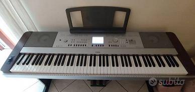 Yamaha DGX-640 con supporto e pedali