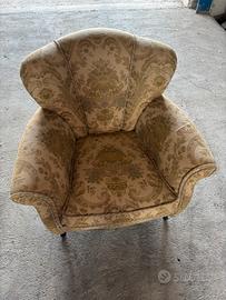Poltrona classica in tessuto damascato