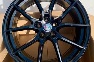 Cerchi in lega 19 Alfa Giulia dedica Quadrifoglio