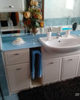 Mobile bagno con lavandino