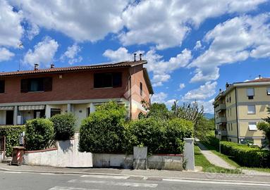 VILLA A SCHIERA D'ANGOLO A SCARPERIA E SAN PIERO