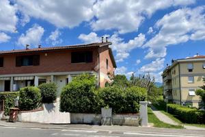 VILLA A SCHIERA D'ANGOLO A SCARPERIA E SAN PIERO