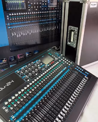 Allen & Heath QU-24 Chrome con flight case