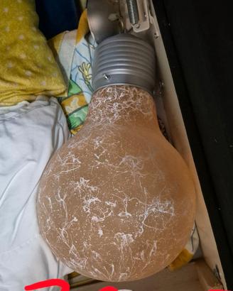 lampadario a forma di lampadina 