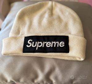 Berretto colore panna  con stampa