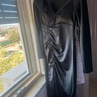 Vestito nero con spacco laterale