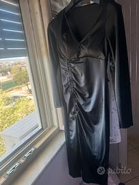 Vestito nero con spacco laterale