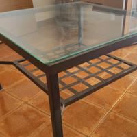 Tavolino in ferro nero con piano in vetro