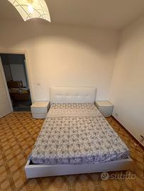 Letto matrimoniale e due comodini