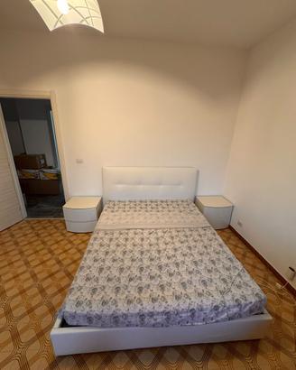 Letto matrimoniale e due comodini