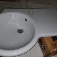 Lavabo sospeso con piano appoggio a destra