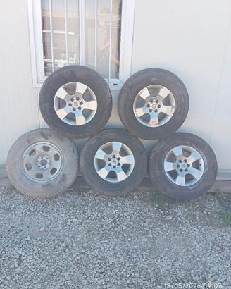 cerchi e gomme per Nissan 6 bulloni buono sta t