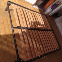 due materassi singoli più rete con doghe legno 