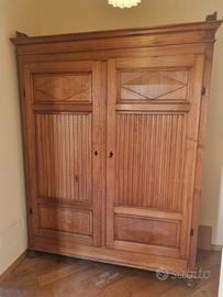 Armadio antico di gattice e larice