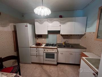 Cucina con frigo freezer e gas spegnimento a
