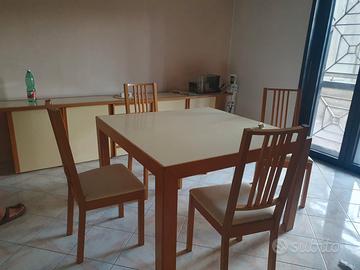 Tavolo, sedie, armadio, tavolino  e accessori
