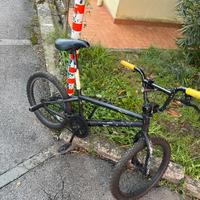 bmx con sistema di rotazione freno