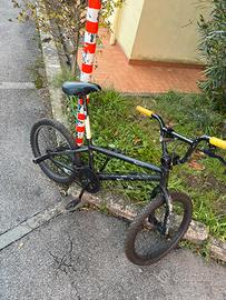 bmx con sistema di rotazione freno