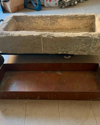 Antica Mangiatoia In Pietra Con Vasca In Rame