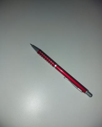 Portamine rosso con decorazioni