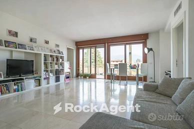 UN ATTIMO DENTRO CASA E GIA' LO SAI.