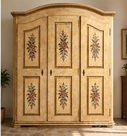 Armadio legno pregiato dipinto a mano