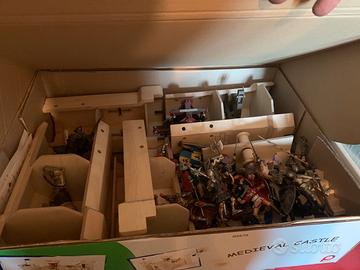 Castello di legno con soldatini