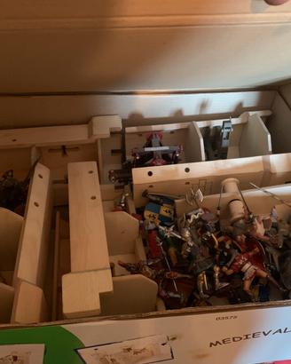 Castello di legno con soldatini