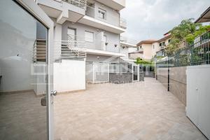 Esclusivo attico con terrazze garage e parcheggio