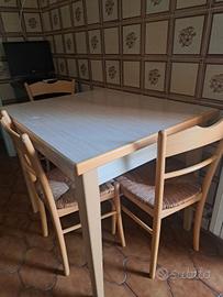tavolo da cucina con 4 sedie impagliate