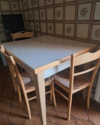 tavolo da cucina con 4 sedie impagliate