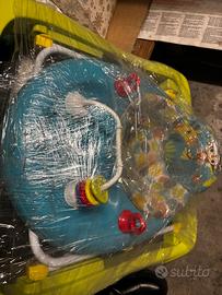 Girello per bambini con giochi