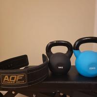 2 Kettlebells e cintura palestra