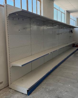Scaffali metallici e gondole per arredo negozi