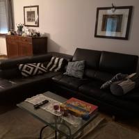 Divano pelle nera ad angolo